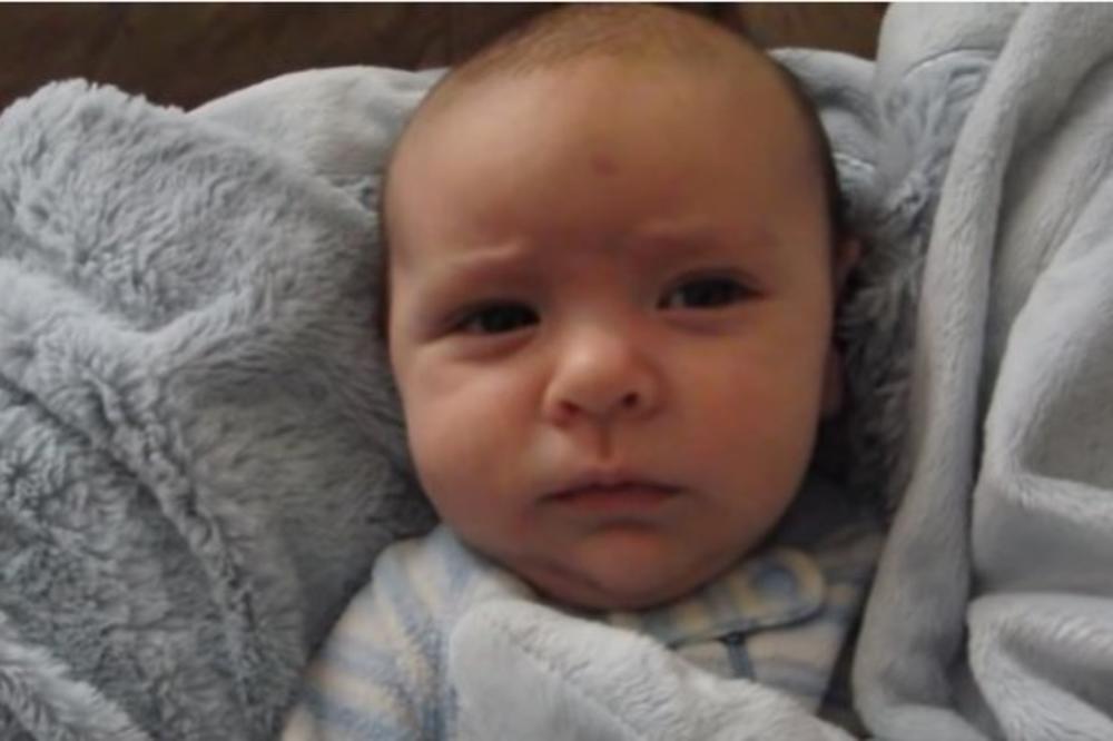 SNIMAO JE BEBU U TRENUTKU BUĐENJA! Odgovor na uobičajeno pitanje "KAKO SI SPAVAO?" - ODUŠEVIO JE SVET!