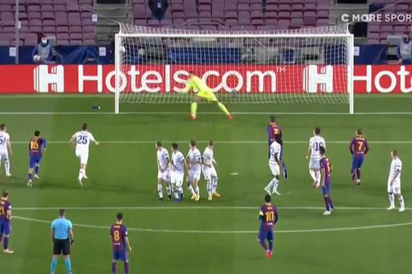 KLINAC JE DOVEO MESIJA DO LUDILA: Izveo je savršen slobodnjak, svi su videli loptu u golu, a dete je izvadilo!