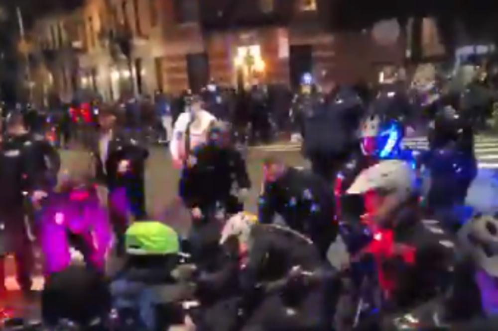 DRAMA NA ULICAMA NJUJORKA: Bajdenove pristalice napale policiju i blokirale saobraćaj (VIDEO)