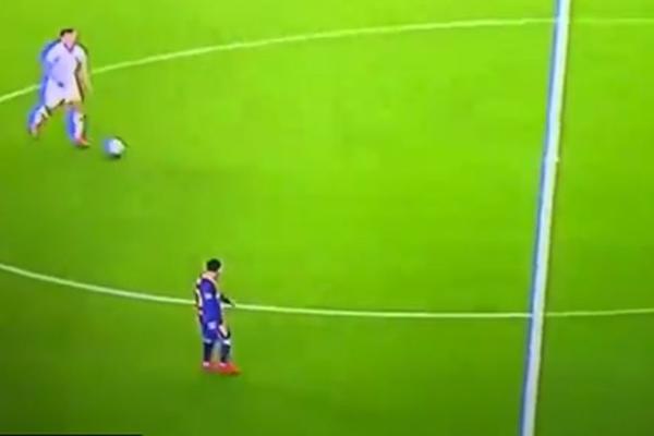 U NAŠEM NARODU IMA IZREKA ZA MESIJEVO PONAŠANJE: Ne smemo da je stavimo u naslov! Dinamo napada a on šeta po terenu