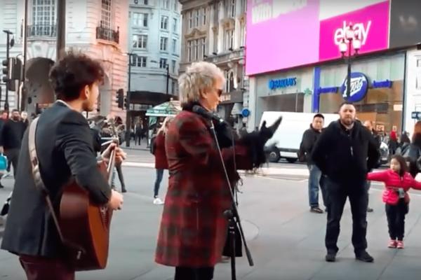 "NAPOLJE! MAKNI SE, JE***E!" Pevač isterao čoveka, a kamera sve zabeležila - ŠTA MU BI DA OVO URADI PRED SVIMA?