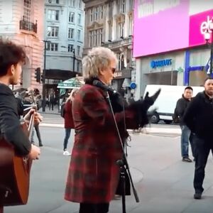 "NAPOLJE! MAKNI SE, JE***E!" Pevač isterao čoveka, a kamera sve zabeležila - ŠTA MU BI DA OVO URADI PRED SVIMA?