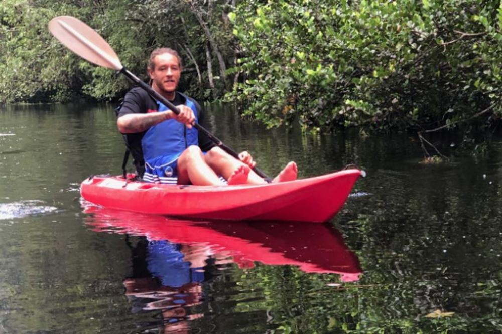 PROSIO JE NA ULICI, BIO NARKOMAN I BESKUĆNIK: Pojavile se slike bivše NBA zvezde kojoj je gazda Dalas spasio život!