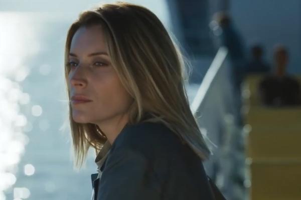 ANĐELKA KO MILON DOLARA, ZASENILA SVE NA PREMIJERI! GOLA LEĐA, DUBOKI ŠLIC: Svi u sali se okretali za njom!