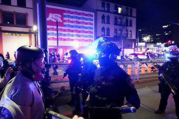 RAT NA ULICAMA VISKONSINA: Napadač pucao na policiju, trenutno je u bekstvu i NAORUŽAN JE!