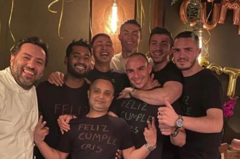 "BAHATI" RONALDO JE 40 MINUTA ČEKAO NA STO U RESTORANU: Drugi "obični" ljudi bi se svađali i otišli posle 5 minuta!