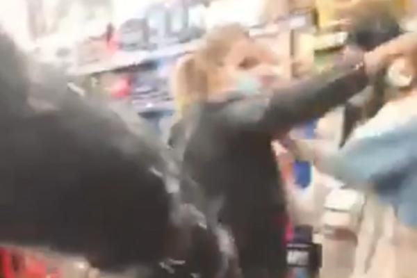 SKANDAL U PRODAVNICI, 2 ŽENE SE TUKLE U MARKETU I GAĐALE MLEKOM: Kokoško odvratna! Ti si! (VIDEO)