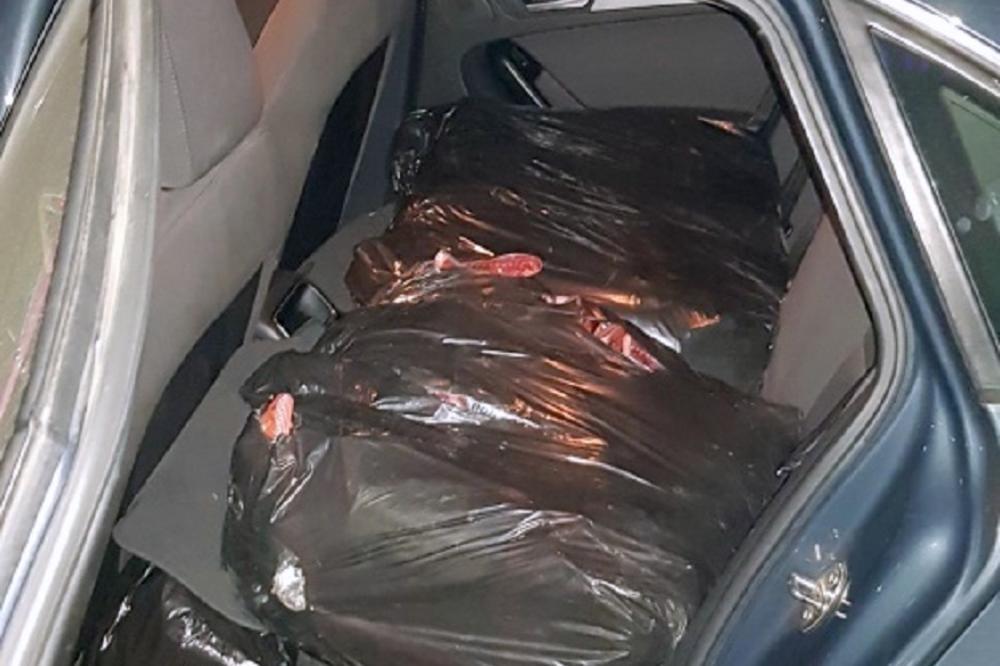 ZAUSTAVLJEN AUDI A4 KOD LESKOVCA: Policajci izvukli CRNE KESE, ovo je strašno šta ljudi rade! (FOTO)