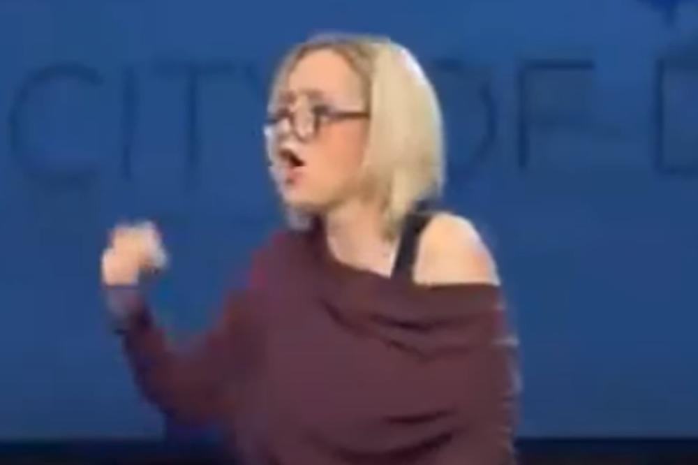 ANĐELI SU PUŠTENI! Trampova SVEŠTENICA snimljena kako se na jeziv način MOLI da on bude predsednik! (VIDEO)