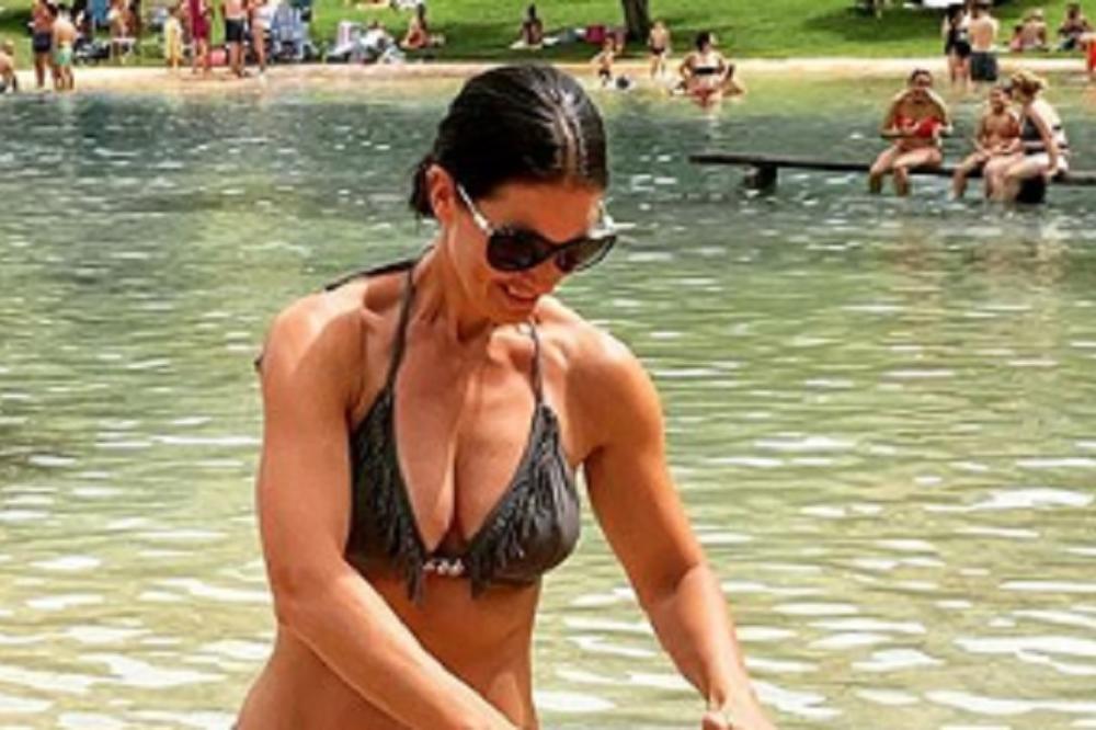 AU! POZNATA VODITELJKA POKAZALA OGROMNE GRUDI U 45. GODINI! Vide se CELE, ovo nije normalno! (FOTO)