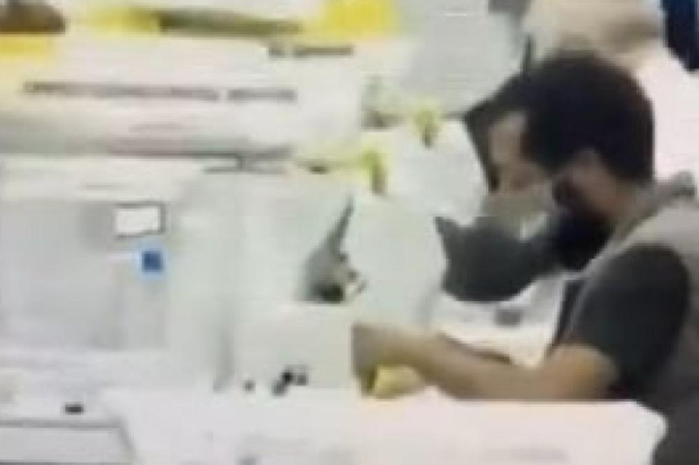 SKANDALOZNI SNIMAK: Trampov sin snimio čoveka koji usred brojanja glasova jedan papir gužva i baca