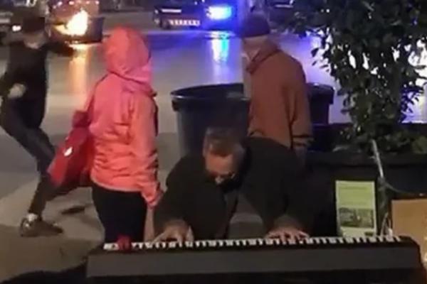 CELO LUDILO 2020. GODINE STALO JE U JEDAN SNIMAK! Haos i ludilo na ulicama, a on SVIRA...(VIDEO)