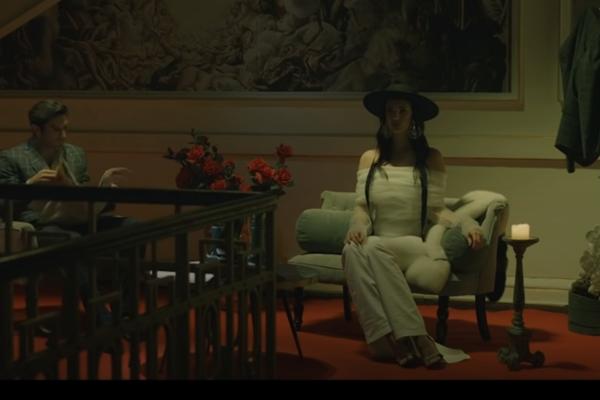 SVE BI HTELE DA LIČE NA NJU, PA JOŠ I VODITELJKE POČELE DA JE KOPIRAJU! Sve da budu ko jaje jajetu!