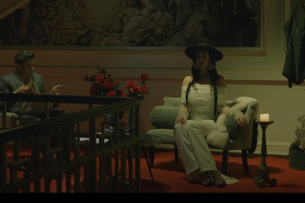 SVE BI HTELE DA LIČE NA NJU, PA JOŠ I VODITELJKE POČELE DA JE KOPIRAJU! Sve da budu ko jaje jajetu!