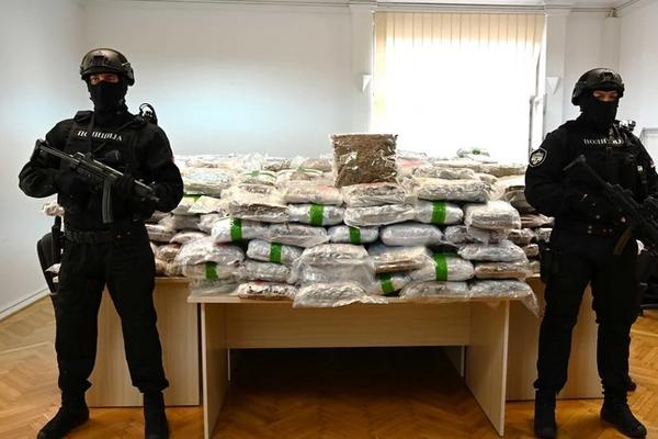 ZATEČENI KAKO DROGU PAKUJU U IZNAJMLJENOJ HALI Spektakularna akcija policije kod Aranđelovca!