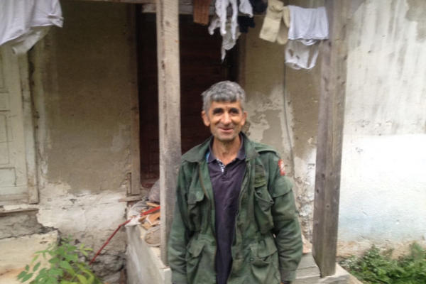 RADETOVA PRIČA JE NAJTUŽNIJA U SRBIJI: U dugim noćima on samo GLEDA U KROV i čeka kad će se srušiti! (FOTO)