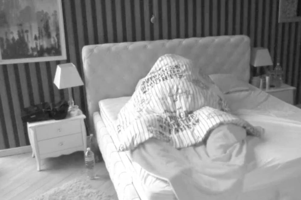 GORI OD LUNE I SLOBE! Oženjeni zadrugar razmenjivao NEŽNOSTI I VRELE DODIRE sa njom! ŠOK! (VIDEO)