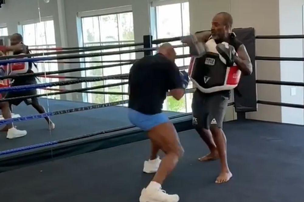 MAJK TAJSON BIJE KAO LUD: Smrtonosni udarci, ovo je BRUTALNO! (VIDEO)