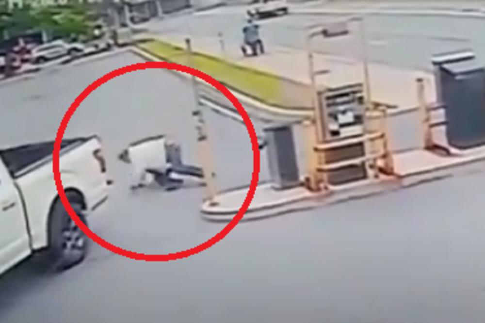 LJUDI ŽALE OVOG DEBELJUCU KOJI SE PREVRNUO OD UDARCA! Rampa ga je bukvalno poklopila, jadnik leži i kuka (VIDEO)