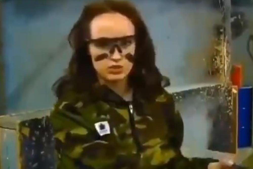 LEPA RUSKA INSTRUKTORKA OBJAŠNJAVALA KAKO SE AKTIVIRA BOMBA: Skinula je ZATVARAČ a onda je nastala BEŽANIJA (VIDEO)