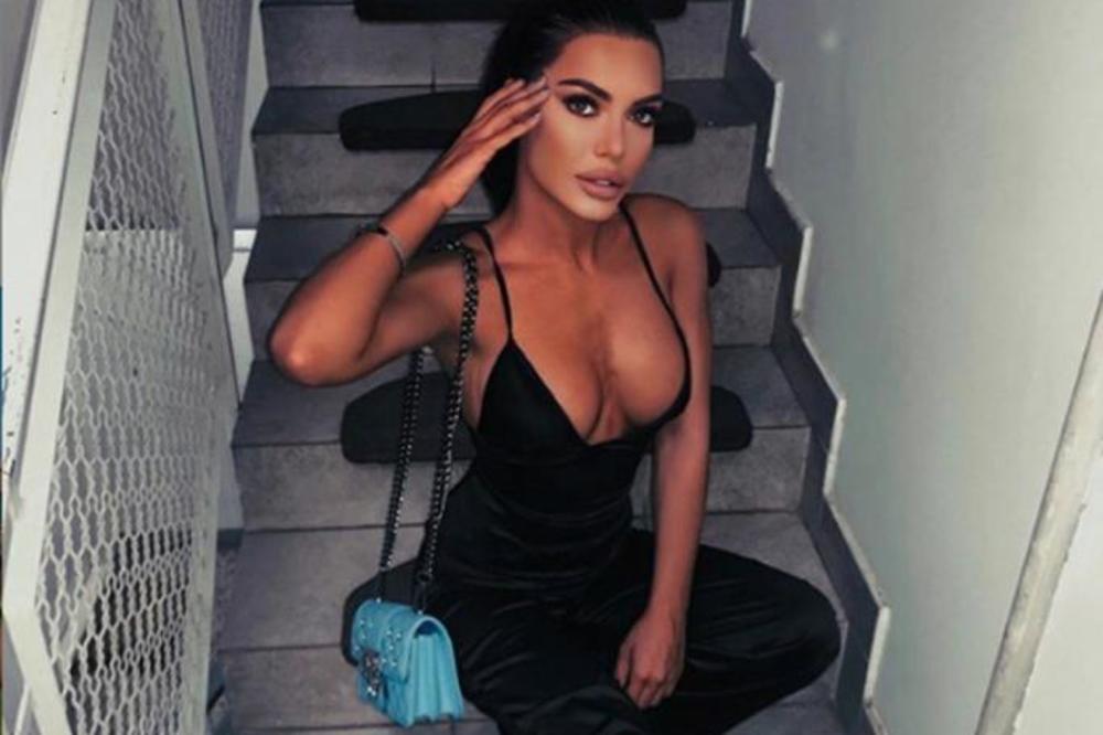 TOPALKOVA ĆERKA POKAZALA G*ZU! Ima samo crveni končić, ovo se ni ne može nazvati gaćicama! (FOTO)