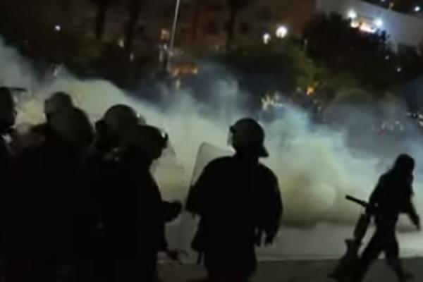 GORI SOLUN ZBOG NOVIH MERA: Policija brutalno zasula demonstrante! (VIDEO)