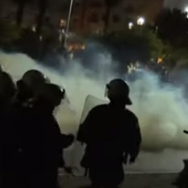 GORI SOLUN ZBOG NOVIH MERA: Policija brutalno zasula demonstrante! (VIDEO)