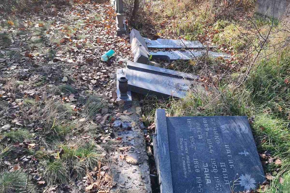 EKSKLUZIVNO! STRAVIČNA SCENA NA KOSOVU: Albanci na Zadušnice porušili srpske nadgrobne spomenike (FOTO)