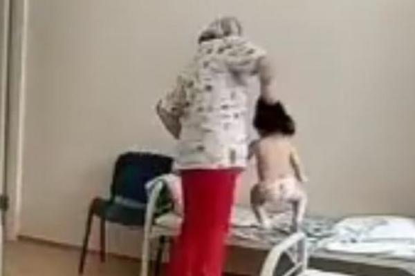 SNIMAK GLEDAJTE NA SVOJ RIZIK: Medicinska sestra  uhvatila dete za kosu i bacila ga, ali tu nije kraj UŽASU!