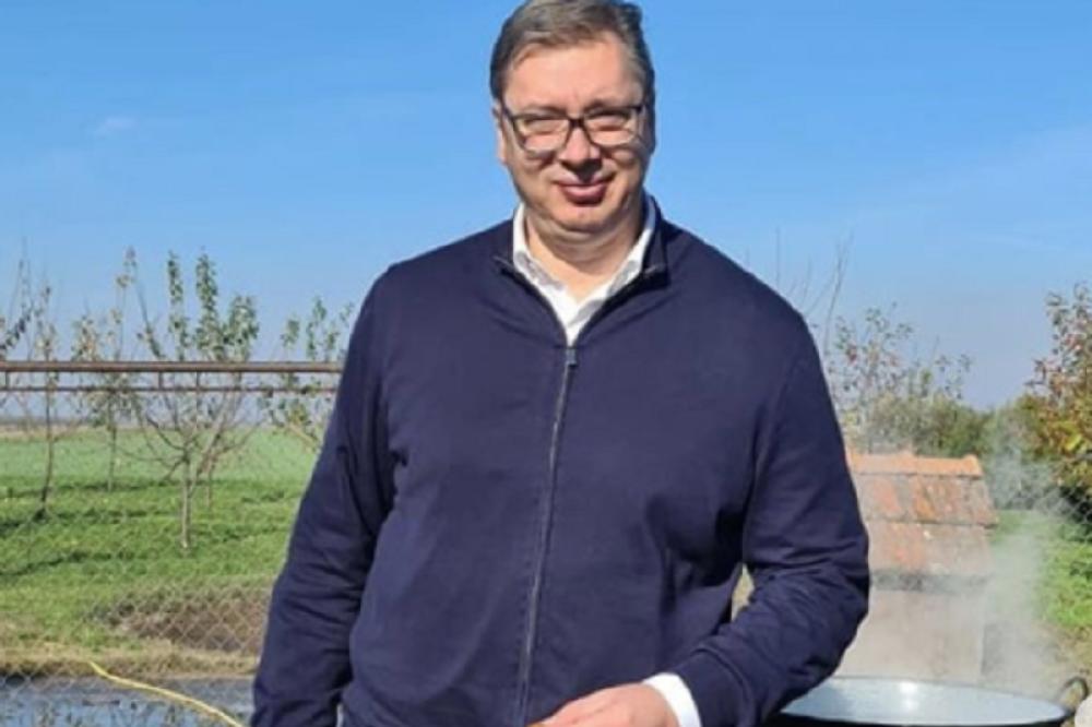 Aleksandar Vučić objavio fotografiju u neobičnom ambijentu - Iza njega se sprema tradicionalni srpski specijalitet!