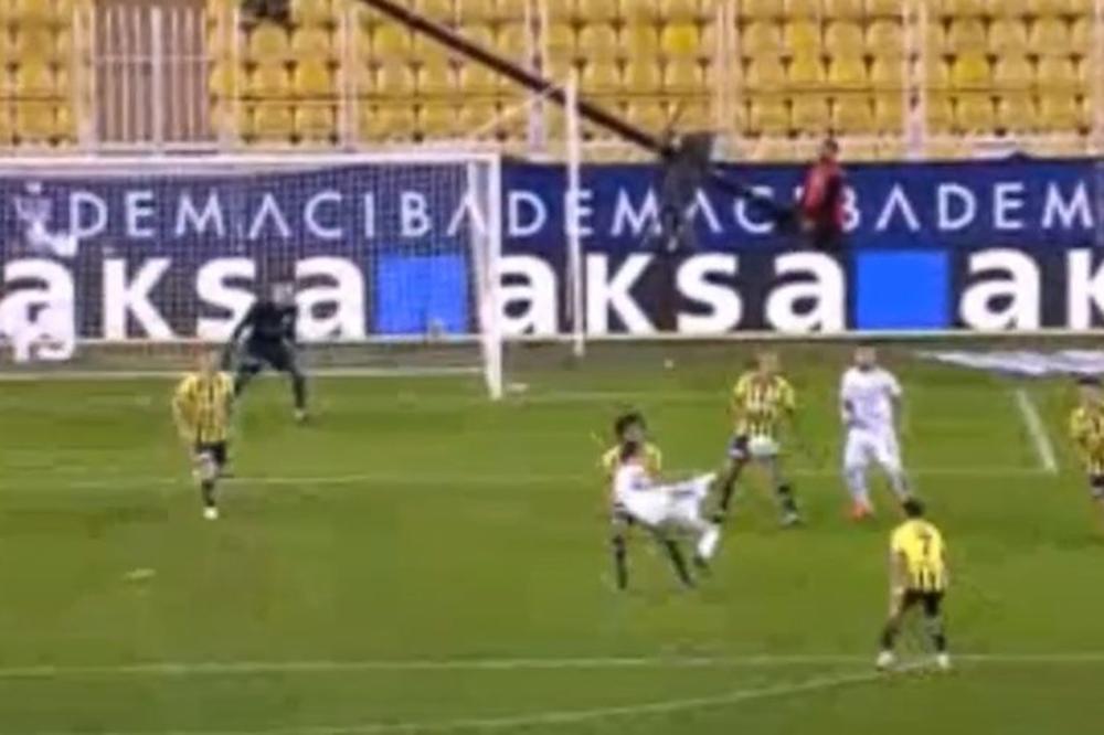 MAGIČNE MAKAZICE BIVŠEG IGRAČA PARTIZANA: Imamo gol sezone, ovo je spektakularno! (VIDEO)