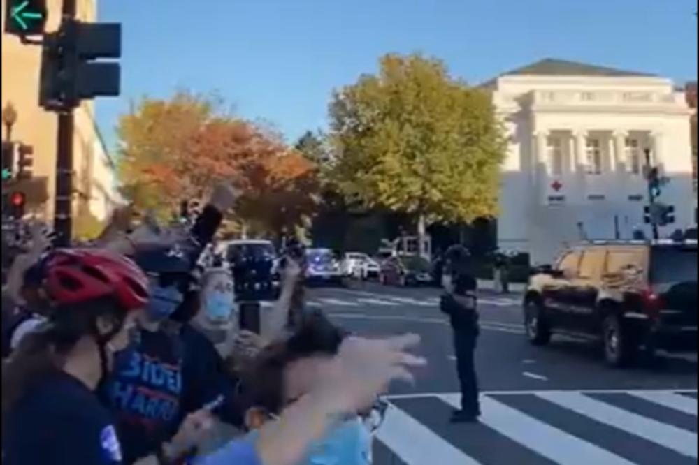 POGLEDAJTE KAKO JE NAROD DOČEKAO TRAMPA POSLE GUBITKA! Vikali "GUBITNIK,GUBITNIK!" ispred Bele kuće (VIDEO)