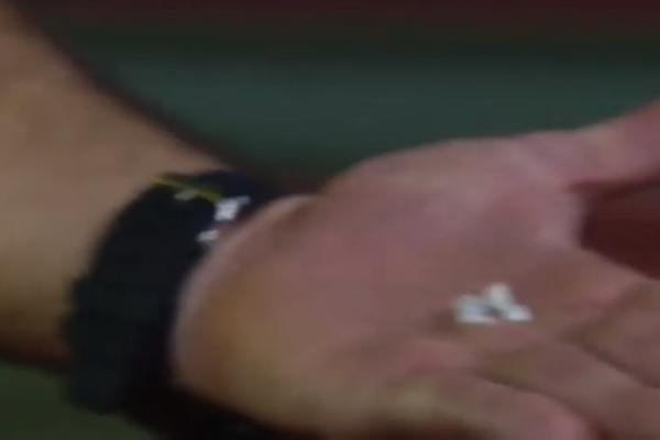 SUDIJA SAKUPLJAO ZUBE PO TERENU: Ovo nema ni u boksu, udarac o kome priča ceo svet! (VIDEO)