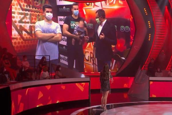 OVO SE U ZVEZDAMA GRANDA NIKADA NIJE DESILO: Takmičarka došla sa BEBOM, a pre nego što je zapevala uradila OVO!