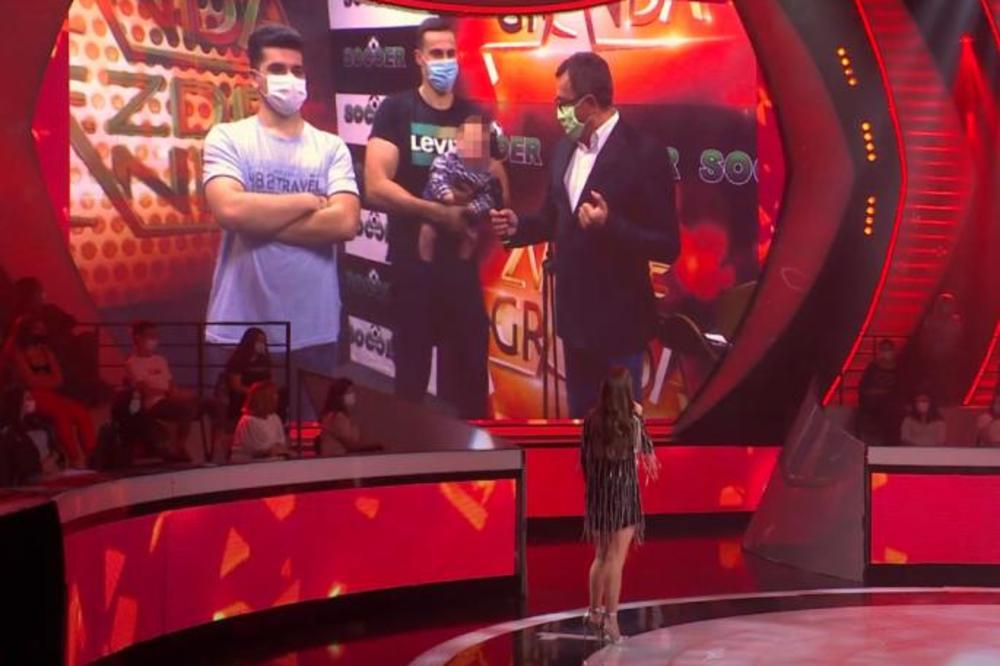 OVO SE U ZVEZDAMA GRANDA NIKADA NIJE DESILO: Takmičarka došla sa BEBOM, a pre nego što je zapevala uradila OVO!