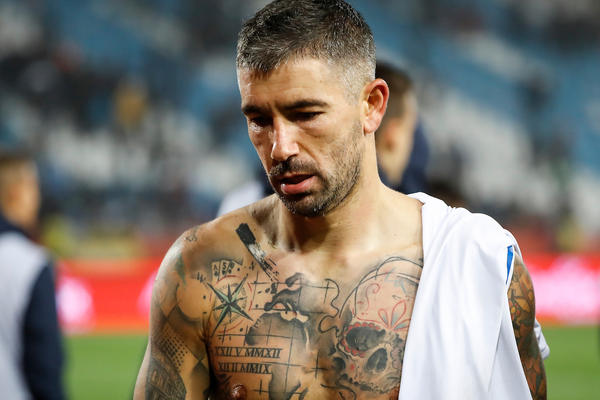 KOLAROV MOŽE DA PROBIJE SAMO KVADRATURU SVOJIH NEKRETNINA: Digne šorts, pokaže tatu! Jedan doveo 2 starlete u 6h