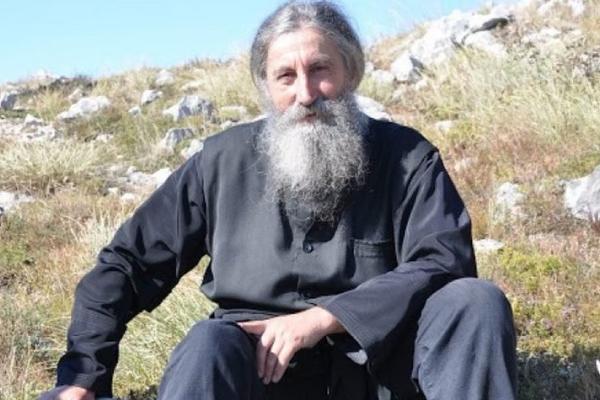 UHAPŠENI SVEŠTENIK PLAMENAC I NjEGOV SIN: Skrnavili spomenike i grobnice