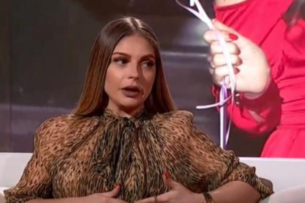 NAŠA PEVAČICA KOPA SVOM DEČKU PO TELEFONU: Nije više mogla da ćuti, PRIZNALA JE SVE!