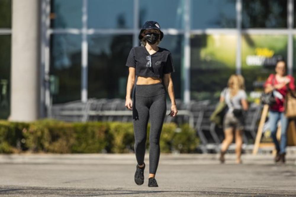 SUPRUG JE PREVARIO SA 14 ŽENA, LJUBAVNICE DOVODIO U KUĆU, A ONA SAD OVAKVA HODA PO ULICI? Pevačica NE LIČI NA SEBE