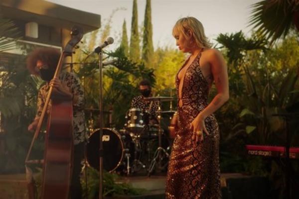 KONTROVERZNA PEVAČICA KOJA JE VIŠE GOLA NEGO OBUČENA ŠOKIRALA INTERVJUOM: Pričala je o RAZVODU i KORONAVIRUSU