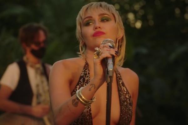 JEZIVO!! LJUDSKA KRV NA NJOJ - POZNATA PEVAČICA PONOVO ŠOKIRA: Pratioci ostali ZATEČENI!