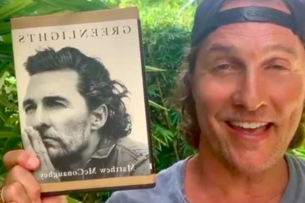 ČUVENI ŠMEKER GAZI 6. DECENIJU, A JEDNIM POTEZOM JE OPET ZALUDEO ŽENE: Objavio fotku na kojoj je kao od majke rođen