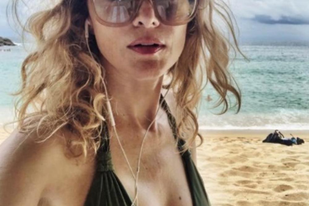 GLUMICA IMA 50 GODINA I PRAVA JE S*KS BOMBA! U kratkom ŠORTSU prošetala gradom, svi su otkinuli na njene DUGE NOGE!