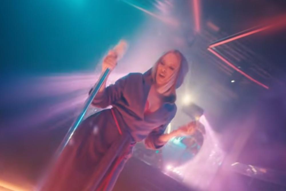 PEVAČICA KAO DA JE VAMPIR! Ona ne stari, pa u ŠESTOJ DECENIJI mami uzdahe muškaraca, prava DŽEPNA VENERA!