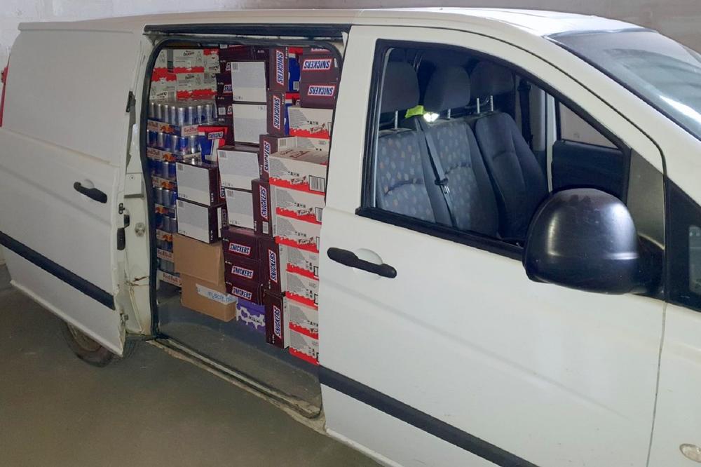 PA, OVO JE ŠEĆERNA MAFIJA! Policija upala u magacin kod Raške, zaplenjeno bukvalno BRDO slatkiša, 1 omiljen svima