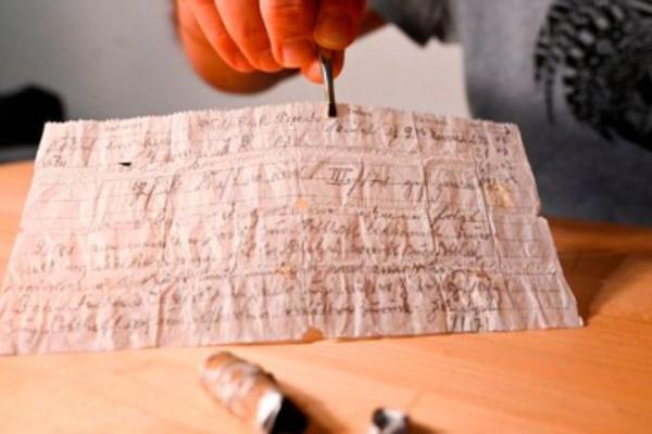 MUŽ I ŽENA ŠETALI, PA NALETELI NA OVO: Kada su otvorili i shvatili poruku NIJE IM BILO DOBRO, NEVERICA! (FOTO)