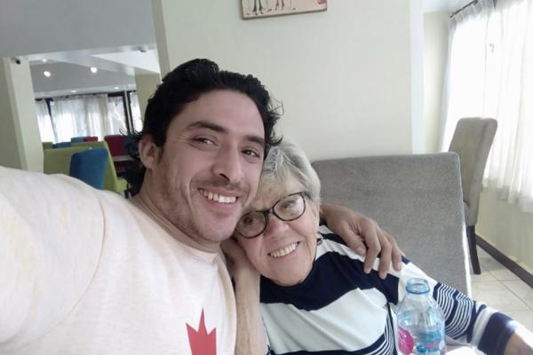 ONA IMA 80, A ON 35 GODINA: Imaju SE*S svakog DANA, a ona je zbog njega PROMENILA VERU!