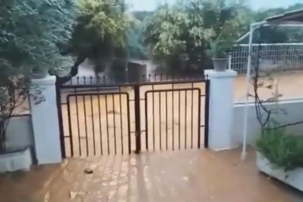 PAKAO NA KRITU, LJUDI NA KROVOVIMA TRAŽE SPAS OD BUJICE: Zbog kiša poplavljeni mnogi domovi, ali to nije NAJGORE!