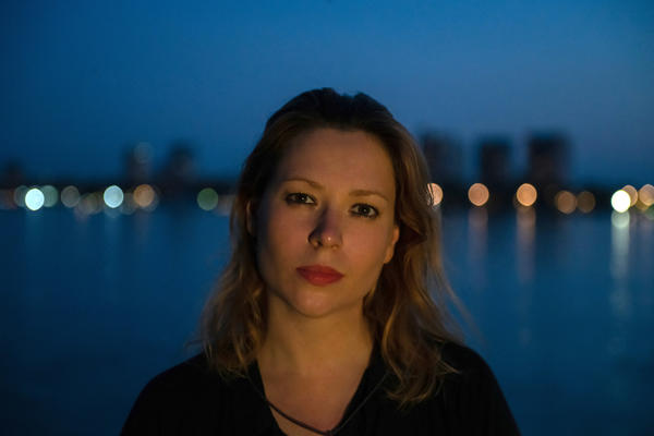 MUZIKA ZA SANJANJE NA JAVI I KULIRANJE U OMILJENOM KAFIĆU: Prvi album SJAJNE Ane Ćurčin - "Scene" (VIDEO)