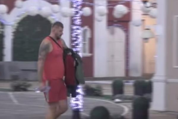 POMOLIO SE PRE ULASKA U IZOLACIJU SA MAJOM, KAO DA SE PLAŠI NEČEGA! Janjušu se izgleda crno piše! (VIDEO)